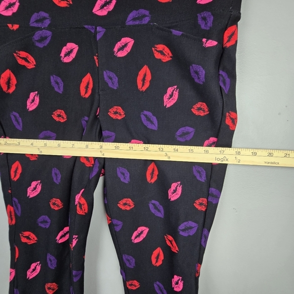 TORRID‎ High Rise Pixie Pants Kiss Lips All Over Print Black Red Women Plus Sz L - Picture 13 of 15